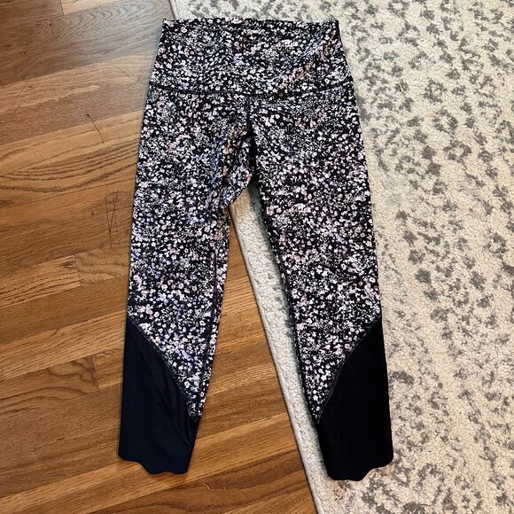 LULULEMON ATHLETICA Wunder Under Crop II Roll Down Scallop 10 | 24" black floral - Picture 1 of 11